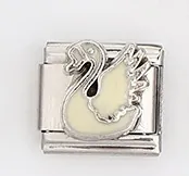 Detalle macro del eslabón de pulsera italiana con cisne de esmalte blanco y cristal pequeño