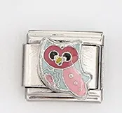 Detalle de charm italiano en acero inoxidable con un búho de esmalte de colores vivos