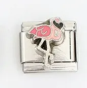 Detalle de eslabón italiano con diseño de flamenco rosa esmaltado en acero inox
