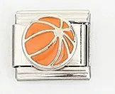Dettaglio macro del charm modulare italiano con maglia basket in acciaio inossidabile