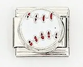 Dettaglio di un charm link italiano con motivo classico da baseball su acciaio inossidabile