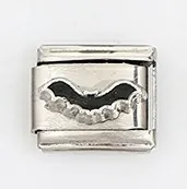 Detalle de un eslabón italiano plateado con diseño de murciélago negro para pulseras