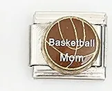 Dettaglio macro del bracciale italiano con ciondolo smaltato marrone Basketball Mom