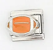 Dettaglio maglia in acciaio inossidabile con design football in smalto arancione e bianco