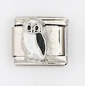 Detalle de un eslabón italiano de acero plateado con diseño de búho en blanco y negro