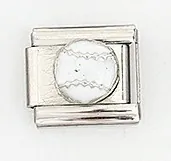Vista macro della maglia charm italiano in acciaio con design sportivo baseball