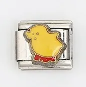Detalle de un eslabón de pulsera italiana con un pollito amarillo y lazo rojo decorativo