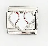 Vista macro del motivo da baseball a cuore sul ciondolo italiano in acciaio inox
