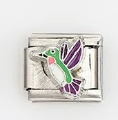 Detalle macro del charm italiano con colibrí colorido en acabado de esmalte