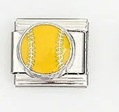 Dettaglio macro del charm italiano in acciaio inossidabile con design baseball smaltato