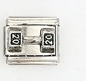 Dettaglio macro del charm italiano con design a manubrio e incisione del numero 20