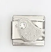Detalle macro de abalorio de acero inoxidable para pulsera con grabado de pájaro y cristal