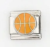 Dettaglio macro di una maglia Italian charm da 9mm in acciaio inox con basket arancione