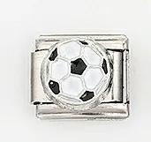 Dettaglio di maglia per bracciale italiano in acciaio inossidabile con pallone da calcio