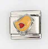 Detalle de pájaro de esmalte amarillo con corazón rojo en eslabón de acero inoxidable