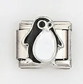 Detalle macro de un charm italiano con diseño de pingüino en esmalte blanco y negro