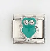 Vista de detalle de un charm italiano de búho verde azulado con cristales y acabado plata