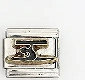 Dettaglio di un charm italiano in acciaio inossidabile con simbolo dorato inciso