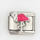 Detalle de abalorio modular italiano con flamenco rosa sobre base de acero inoxidable
