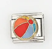 Dettaglio di un charm italiano in acciaio inox con motivo a pallone da spiaggia per bracciali