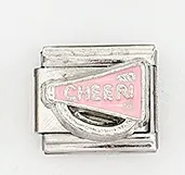 Dettaglio charm italiano in acciaio con megafono rosa e scritta CHEER incisa