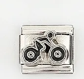 Dettaglio di un link per bracciale italiano in acciaio con motivo ciclista in smalto