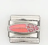 Dettaglio macro di una maglia per bracciale italiano con smalto rosa e corallo