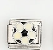 Dettaglio di un link per bracciale italiano in acciaio inox con motivo a pallone da calcio