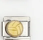 Dettaglio macro dello charm modulare italiano in acciaio inossidabile con rilievo dorato