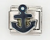 Dettaglio macro del charm italiano in acciaio inossidabile con un motivo ad ancora blu