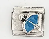 Dettaglio charm italiano in acciaio inossidabile con motivo arco e freccia blu