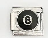 Dettaglio macro di maglia per bracciale italiano in acciaio inox con motivo palla da biliardo 8