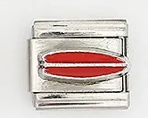 Dettaglio charm per bracciale italiano in acciaio inossidabile con tavola da surf rossa