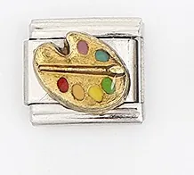 Macro-opname van een Italiaanse charm met een gouden schilderspalet en penseel-detail