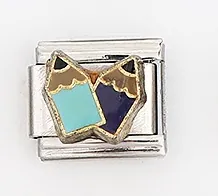 Detail van Italiaanse charm-schakel met gekleurde gekruiste potloden en gouden randen