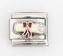 Detail van Italiaanse stijl bedel met zilveren diploma en een decoratieve rode strik