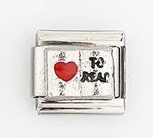 Detail van zilveren modulaire armbandlink met To Mum tekst en een rood hartje erop