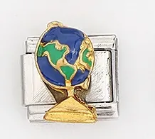 Detail van Italiaanse bedel met gouden wereldbol hanger en kleurrijk emaille