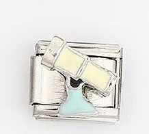 Macro-opname van Italiaanse armband-link met geel en blauw emaille telescoop-ontwerp