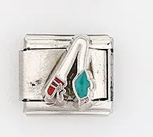 Detail van Italiaanse bedelarmband schakel met geëmailleerde hengel en groene vis