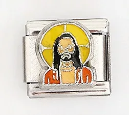 Makro-Detail des italienischen Charm-Links mit religiösem Jesus-Christus-Icon aus Emaille