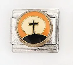 Detailansicht eines italienischen Charm-Glieds mit religiösem Kreuz-Emaille-Design im Sonnenuntergang