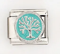 Makro-Detail des italienischen Armband-Glieds mit türkisem Lebensbaum-Design auf Silbermetall