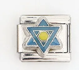 Makroaufnahme eines italienischen Charms mit blau-gelbem Davidstern aus Emaille