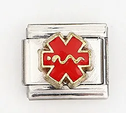 Makroaufnahme des italienischen Charms mit rotem Lebensstern-Symbol auf Edelstahl-Basis