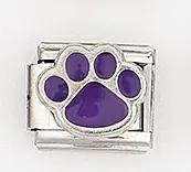 Detail eines italienischen Edelstahl-Charms mit lilafarbenem Emaille-Pfotenabdruck