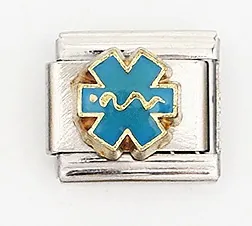 Makroaufnahme von blauem Lebensstern-Charm mit goldenem Schlangensymbol für Armbänder