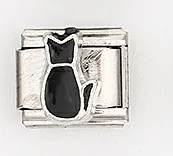 Nahaufnahme eines italienischen Modular-Charms mit schwarzer Katzensilhouette in Stahl