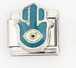 Makroaufnahme von italienischem Charm-Link mit blauem Hamsa-Hand- und Evil-Eye-Design