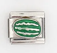 Détail de l'élément de bracelet modulable en acier avec motif pastèque en émail